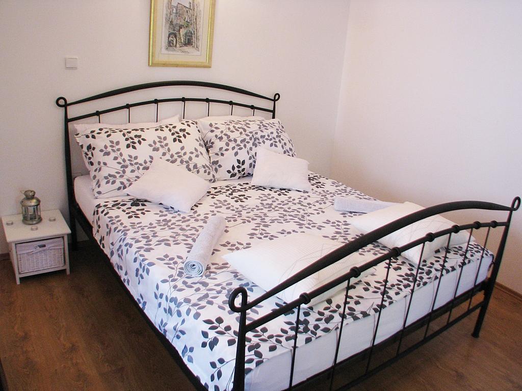 Apartment Noa Kaštel Kambelovac Quarto foto